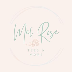 K&ouml;nnte beinhalten: Ein hellgr&uuml;nes und rosafarbenes Logo mit dem Text "Mel Rose Tees N More" in einem Kreis mit einer stilisierten Rose.