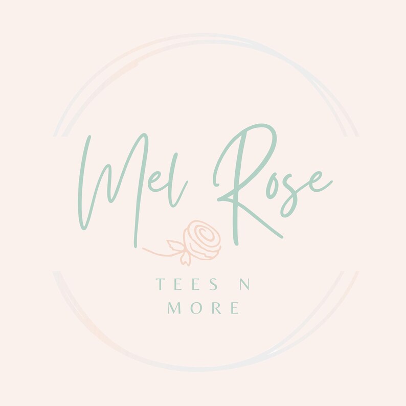 K&ouml;nnte beinhalten: Ein hellgr&uuml;nes und rosafarbenes Logo mit dem Text "Mel Rose Tees N More" in einem Kreis mit einer stilisierten Rose.