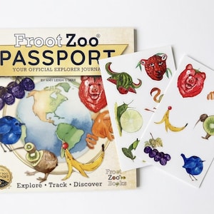 Könnte beinhalten: Ein Froot Zoo Passport Entdecker-Journal mit einer Globus-Illustration und Frucht-Tier-Figuren, begleitet von zwei Stickerbögen mit Aquarell-Illustrationen von Tieren, die aus Früchten wie Weintrauben, Kiwis und Bananen zusammengesetzt sind.