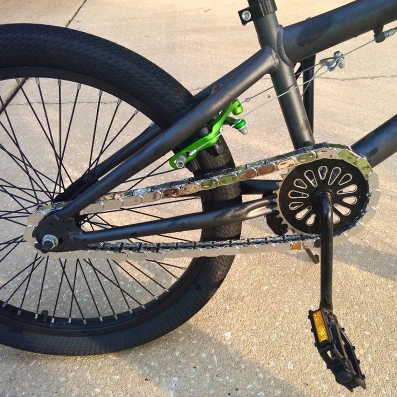 Protector de cadena cromado para bicicleta / Protección contra la grasa + Accesorio personalizable para bicicleta / Compatible con bicicletas infantiles, BMX, cruisers y bicicletas eléctricas imagen 1