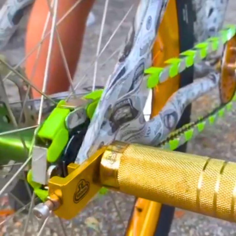 Protector de cadena para bicicleta verde y cromado con sistema de fijación a presión / Protección contra la grasa + Accesorio personalizable para bicicleta / Compatible con bicicletas infantiles, BMX, cruisers y bicicletas eléctricas imagen 1