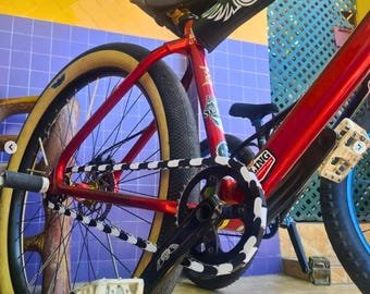 Protector de cadena para bicicleta blanco y negro: protección contra la grasa y accesorio personalizado para bicicletas. Compatible con bicicletas infantiles, BMX, cruisers y bicicletas eléctricas.