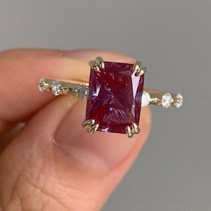 Anel de noivado com rubi lapidado esmeralda, rubi vermelho natural de 2 quilates, garra dupla, pedras laterais de moissanita, presente de aniversário personalizado, ouro 10K-18K