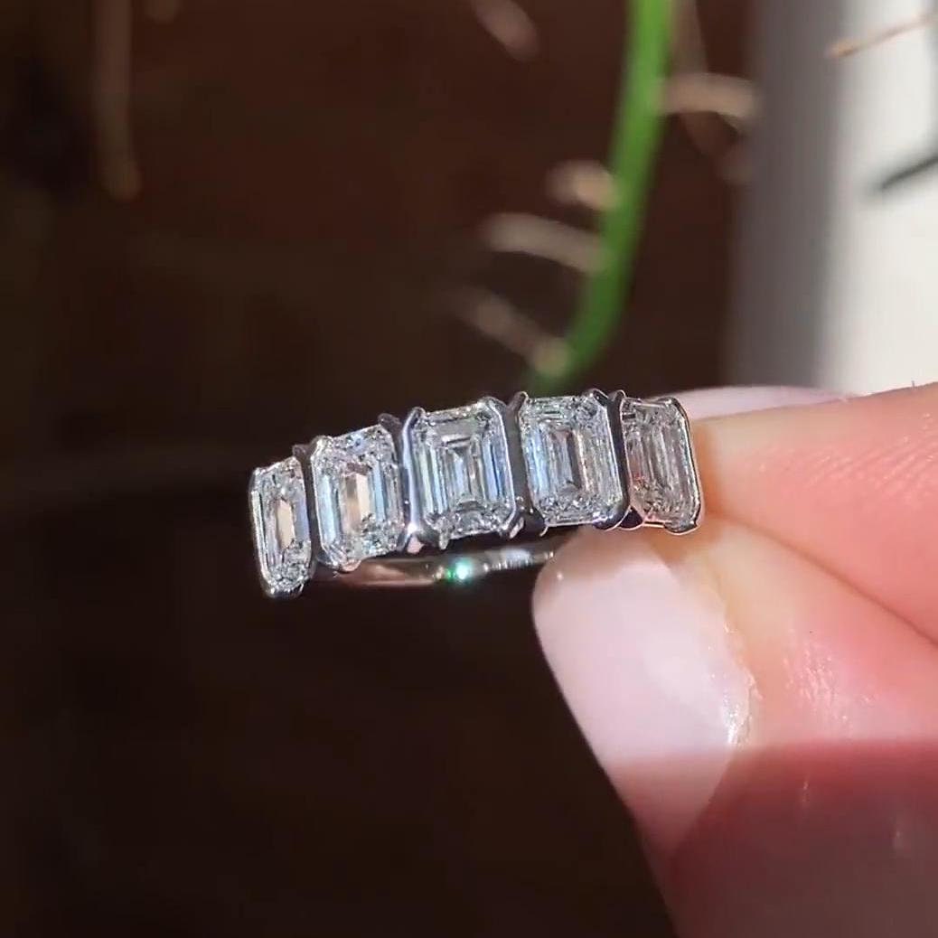 3カラット エメラルドカット モアッサナイト ハーフエタニティバンド