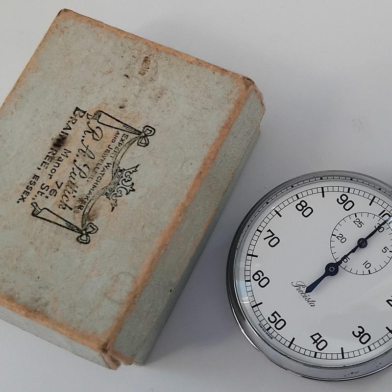CAN ANYONE IDENTIFY THIS TIMER STOPWATCH COULD IT POSSIBLY DATE FROM visual data 4