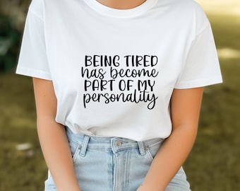 Bycie zmęczonym stało się częścią mojej osobowości, koszulka z napisem „Relatable”, słodka koszulka, dla każdej płci, sarkastyczna koszulka, unisex