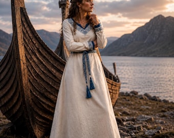 Vikingjurk, naturelblauw met Noordse borduursels – middeleeuws kledingstuk voor LARP en re-enactment.