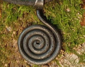 Amuleto Solsnurra forjado a mano - Colgante de sol místico de la era vikinga