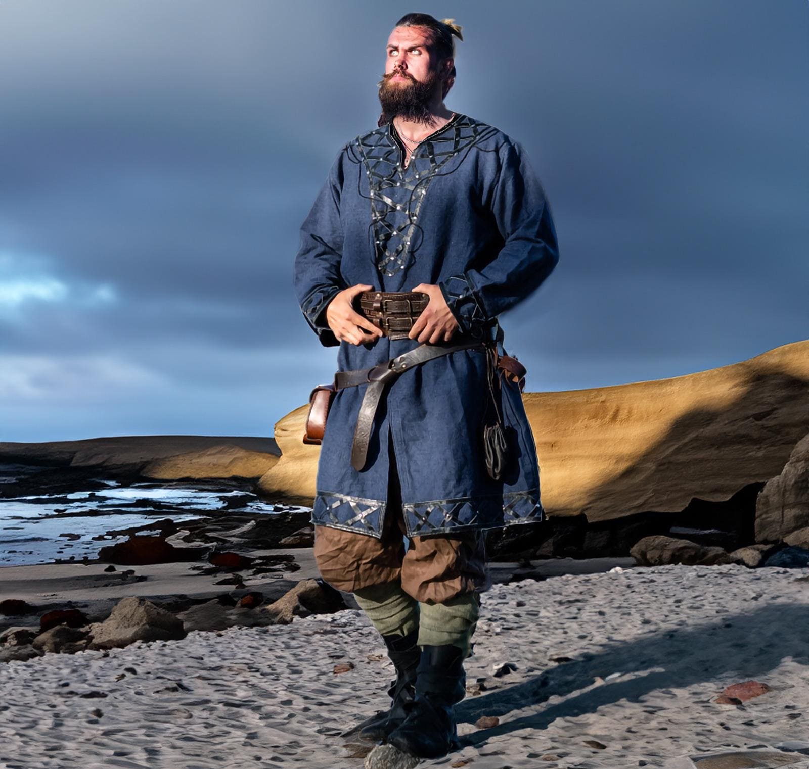 Túnica vikinga con adornos de cuero ornamentados en azul oscuro