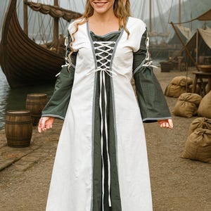 Medieval dress in natural / green – lace-up dress made of 100% cotton for LARP & reenactment
