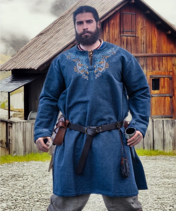 Tunique de style Viking, gris-bleu avec appliqué de style Urnes