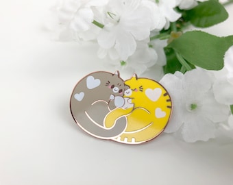 Pin de esmalte de gatos abrazados