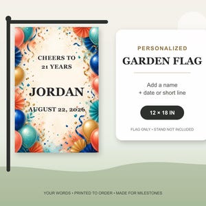 Könnte beinhalten: Eine rechteckige Gartenflagge mit den Maßen 12 x 18 Zoll, verziert mit einem festlichen Rand aus roten, blauen und goldenen Luftballons und Papierfächern. Der Text in der Mitte lautet CHEERS TO 21 YEARS, JORDAN und AUGUST 22, 2026, auf cremefarbenem Grund.