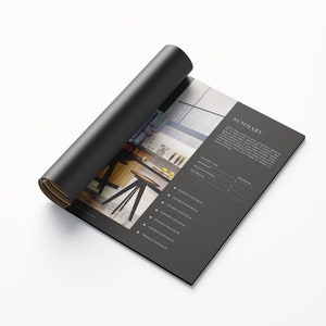 K&ouml;nnte beinhalten: Ein Schwarzwei&szlig;-Magazin-Mockup mit einem Foto eines modernen K&uuml;cheninterieurs. Das Magazin ist auf einer Seite mit dem Titel "Zusammenfassung" ge&ouml;ffnet, die eine Liste von Merkmalen und Spezifikationen enth&auml;lt.