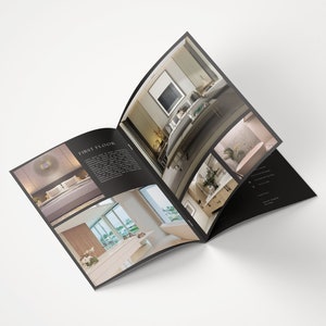 K&ouml;nnte beinhalten: Offene Brosch&uuml;re mit Einrichtungsideen f&uuml;r ein Haus. Die Brosch&uuml;re zeigt Bilder eines Schlafzimmers, eines Badezimmers und eines Wohnzimmers mit modernen M&ouml;beln und Dekoration.