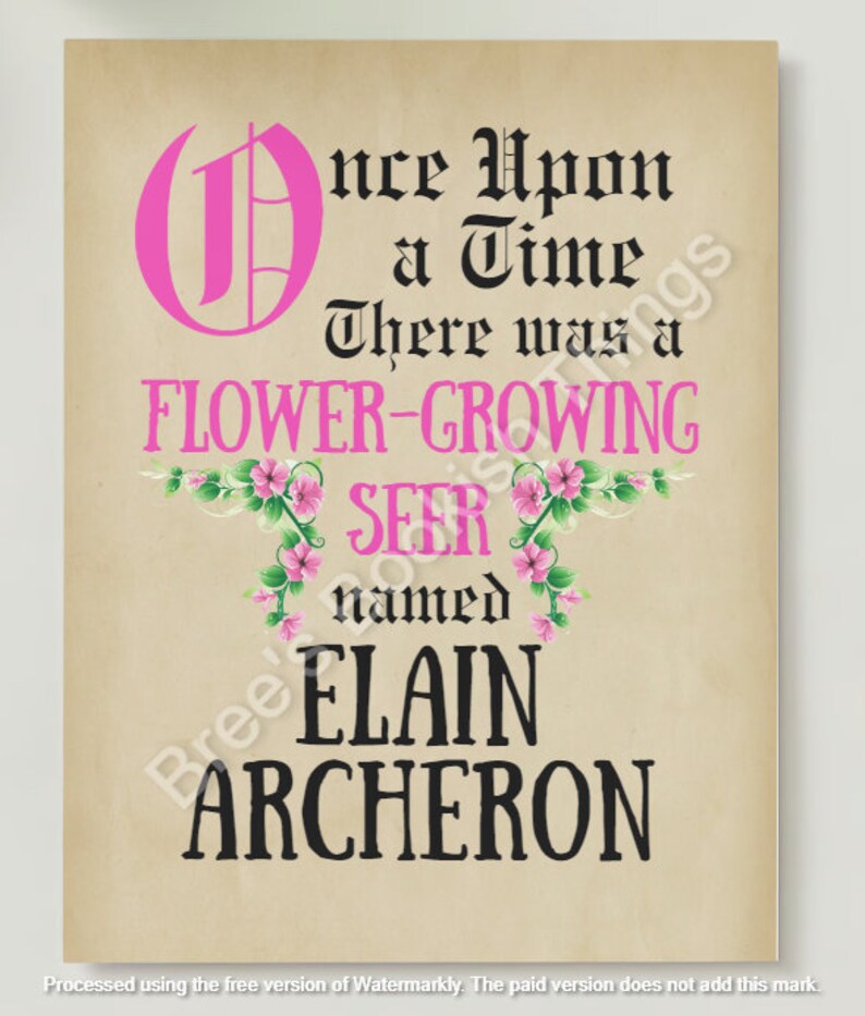 Op de afbeelding: Een vintage-stijl illustratie met roze letters die "Er was eens een BLOEMEN-KWEKENDE ZIERAAR genaamd ELAIN ARCHERON" luidt. De tekst is omringd door roze bloemen.