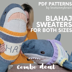 Op de afbeelding: Twee pluche haaienspeelgoed met gehaakte truien. Een haai wordt door een persoon vastgehouden. De truien zijn in verschillende kleuren, waaronder blauw, geel en wit. Tekst op de afbeelding luidt "PDF PATTERNS by knotsinmybrain BLAHAJ SWEATERS FOR BOTH SIZES COMBO DEAL."