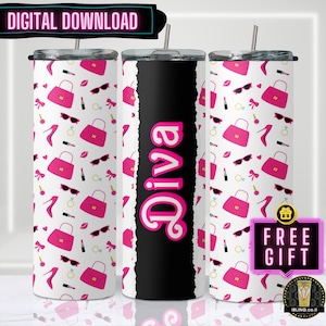 Op de afbeelding: Drie 20 oz roestvrijstalen tumblers met een roze en wit patroon van handtassen, lippenstift, zonnebrillen en hoge hakken. De middelste tumbler heeft het woord "Diva" in roze letters op een zwarte achtergrond.