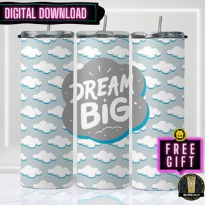 Puede incluir: Tres vasos de acero inoxidable con un patrón de nubes azules y blancas. El vaso del centro tiene el texto "DREAM BIG" en un globo de diálogo gris.