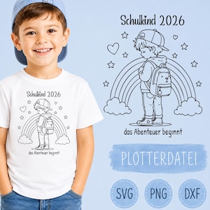 Può includere: Una t-shirt bianca con un disegno a linee nere di un bambino con berretto e zaino in piedi sotto un arcobaleno con stelle e cuori. Il testo recita Schulkind 2026 e das Abenteuer beginnt. Il design è mostrato anche separatamente.