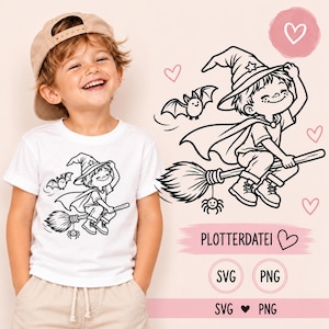 Może przedstawiać: Biały t-shirt z czarną grafiką liniową przedstawiającą dziecko w czarodziejskim kapeluszu i pelerynie, lecące na miotle z małym nietoperzem i pająkiem. Projekt zawiera tekst PLOTTERDATEI, SVG oraz PNG z ikonami serc.
