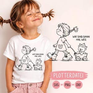 Puede incluir: Una camiseta blanca con una ilustración de líneas negras de un niño tirando de un pequeño carro de madera con un osito de peluche dentro. El texto WIR SIND DANN MAL WEG está impreso junto a la ilustración. El diseño también aparece a la derecha.
