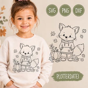 Puede incluir: Una sudadera beige con un gráfico de líneas negras de un zorro con sudadera y pantalones, junto a una calabaza y hojas. El mismo gráfico del zorro se muestra por separado con las etiquetas de texto SVG, PNG, DXF y PLOTTERDATEI.