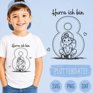 Könnte beinhalten: Ein weißes T-Shirt mit einer schwarzen Strichzeichnung eines Kindes mit Baseballkappe, das in einer großen Acht sitzt. Der Text Hurra ich bin steht über der Zahl. Das Design enthält kleine Herzsymbole sowie Beschriftungen für Dateiformate.
