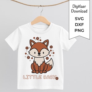 以下が含まれることがあります： 茶色とクリーム色の漫画のキツネのイラストが特徴の白いTシャツ。花のモチーフで囲まれています。「LITTLE BABY」の文字がキツネの下に茶色でプリントされています。木製のハンガーにTシャツが吊るされています。