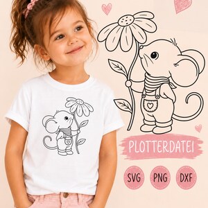 Może przedstawiać: Biały t-shirt z czarną grafiką liniową przedstawiającą mysz w ogrodniczkach trzymającą duży kwiat. Wzór zawiera małe serduszka oraz tekst PLOTTERDATEI, SVG, PNG i DXF. Mysz ma serce na kieszeni spodni.