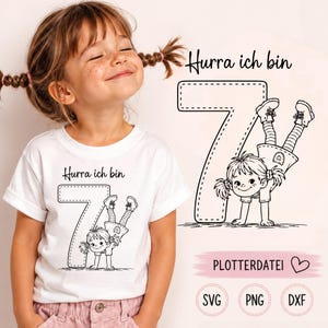 Könnte beinhalten: Ein weißes T-Shirt mit einer schwarzen Strichzeichnung eines Kindes, das einen Handstand neben einer großen Zahl 7 macht. Der Text über der Grafik lautet Hurra ich bin. Das Design ist rechts separat mit dem Text PLOTTERDATEI abgebildet.