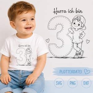 Könnte beinhalten: Ein weißes T-Shirt mit einer schwarzen Strichzeichnung einer großen Zahl drei und einem Kind mit Baseballkappe, darüber steht der deutsche Text Hurra ich bin. Das Design enthält kleine Herzsymbole und wird als digitale Datei angeboten.
