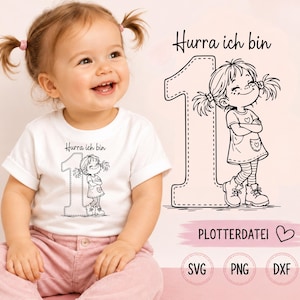 Könnte beinhalten: Ein weißes T-Shirt mit einer schwarzen Strichgrafik einer großen Eins und einem Cartoon-Mädchen mit Zöpfen, begleitet von dem Text Hurra ich bin. Das Design enthält digitale Dateiformate, die als PLOTTERDATEI, SVG, PNG und DXF gekennzeichnet sind.