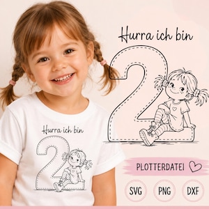 Könnte beinhalten: Ein weißes T-Shirt mit einer schwarzen Strichzeichnung einer großen Zahl zwei und einem Cartoon-Mädchen mit Zöpfen, begleitet vom Text Hurra ich bin. Das Design enthält die Dateiformate SVG, PNG, DXF sowie das Wort PLOTTERDATEI.