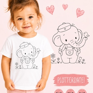 Peut inclure: Un t-shirt blanc avec un dessin au trait noir représentant un éléphant portant un chapeau de marin et une salopette, debout parmi des fleurs avec un petit oiseau sur sa trompe. Le motif inclut des cœurs et le texte PLOTTERDATEI, SVG, PNG, DXF.