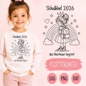 Könnte beinhalten: Ein hellrosa Sweatshirt mit einer schwarzen Strichzeichnung eines Kindes mit Rucksack unter einem Regenbogen, Sternen und einem Herz. Der Text lautet Schulkind 2026 und das Abenteuer beginnt. Das Design ist separat mit SVG, PNG und DXF Beschriftungen zu sehen.