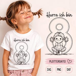 Könnte beinhalten: Ein weißes T-Shirt mit einer schwarzen Strichzeichnung eines Mädchens, das in der Zahl Acht sitzt, mit dem Text Hurra ich bin darüber. Die gleiche Grafik erscheint rechts mit dem Text Hurra ich bin, PLOTTERDATEI, SVG, PNG und DXF.