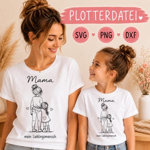 Può includere: Due magliette bianche con un'illustrazione a linee nere di una persona in piedi con un bambino. Sopra l'illustrazione c'è la parola Mama, e sotto il testo mein Lieblingsmensch. L'immagine include anche il testo PLOTTERDATEI, SVG, PNG e DXF.