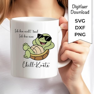Puede incluir: Taza de cerámica blanca con una tortuga de dibujos animados con gafas de sol, relajándose en un caparazón. La taza tiene el texto "Ich bin nicht faul Ich bin eine Chill-Kröte" y "Digitlaer Download SVG DXF PNG".