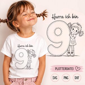 Può includere: Una t-shirt bianca con una grafica a linee nere di una bambina in piedi accanto a un grande numero nove, con il testo tedesco Hurra ich bin stampato sopra. Il design include una bambina con codini e vestito, presentato come file digitale.
