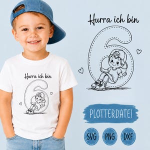 Könnte beinhalten: Ein weißes T-Shirt mit einer schwarzen Strichzeichnung eines Kindes mit Baseballkappe, das in einer großen Zahl sechs sitzt. Der Text "Hurra ich bin" steht über der Zahl. Das Motiv ist zudem separat als digitale Datei dargestellt.