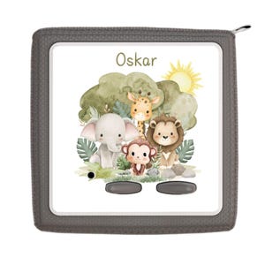 Könnte beinhalten: Ein graues personalisiertes Buch mit einem weißen Einband, der eine Aquarell-Illustration eines Affen, Elefanten, Giraffen und Löwen in einer Dschungelkulisse zeigt. Das Buch trägt den Namen "Oskar" auf dem Einband.