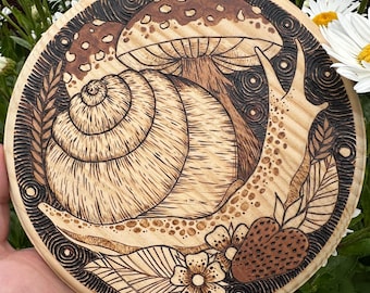Caracol pirograbado con setas – Decoración de pared natural Forestcore