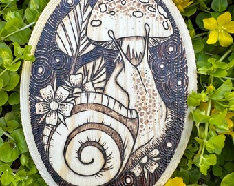 Caracol y hongo pirograbados: arte caprichoso de criaturas del bosque