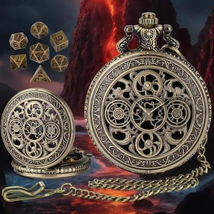 Könnte beinhalten: Eine bronzefarbene Steampunk-Taschenuhr mit sichtbaren Zahnrädern und einer passenden Kette. Daneben befinden sich mehrere Würfel, darunter ein D20, D12, D10, D8, D6 und D4. Die Uhr hat ein kompliziertes Design und ist geöffnet, wodurch das Innenleben sichtbar wird.