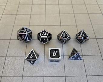 Juego de dados metálicos - Plateado y negro - DnD y juegos de rol de mesa