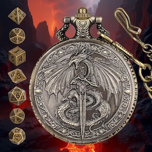 Puede incluir: Reloj de bolsillo antiguo de bronce con un diseño detallado de dragón y espada. Incluye una cadena a juego y un juego de dados poliédricos dorados. El reloj tiene una parte superior decorativa y un cierre.
