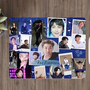 Könnte beinhalten: Eine blaue Mauspad mit einer Collage von Fotos eines Mannes. Die Fotos sind in einem Raster angeordnet und von weißen Rändern umgeben. Der Text "Kim Namjoon" ist in weiß auf blauem Hintergrund in der Mitte der Mauspad geschrieben.