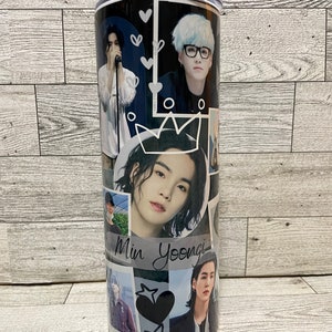 Puede incluir: Un vaso negro y blanco con un collage de fotos de un miembro de una banda. El vaso tiene una corona blanca y corazones en él. El texto "Min Yoongi" está escrito en el vaso.