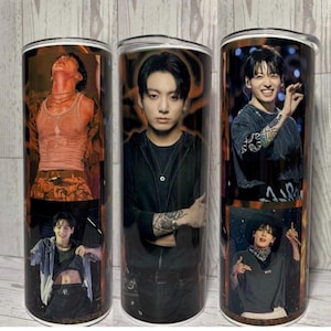 Puede incluir: Tres vasos cilíndricos con impresiones fotográficas de una persona. Los diseños muestran varios atuendos, incluyendo una camiseta sin mangas color melocotón, una chaqueta negra con cremallera y una camiseta oscura, con tatuajes en los brazos.